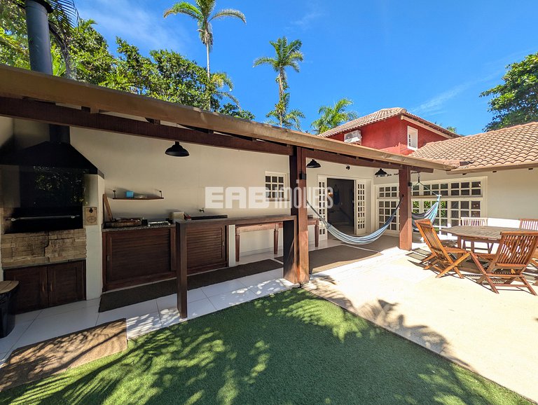 Casa com piscina, a poucos passos da praia de Itamambuca!