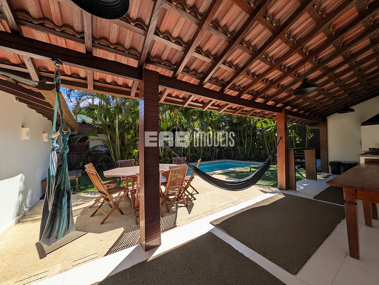 Casa com piscina, a poucos passos da praia de Itamambuca!