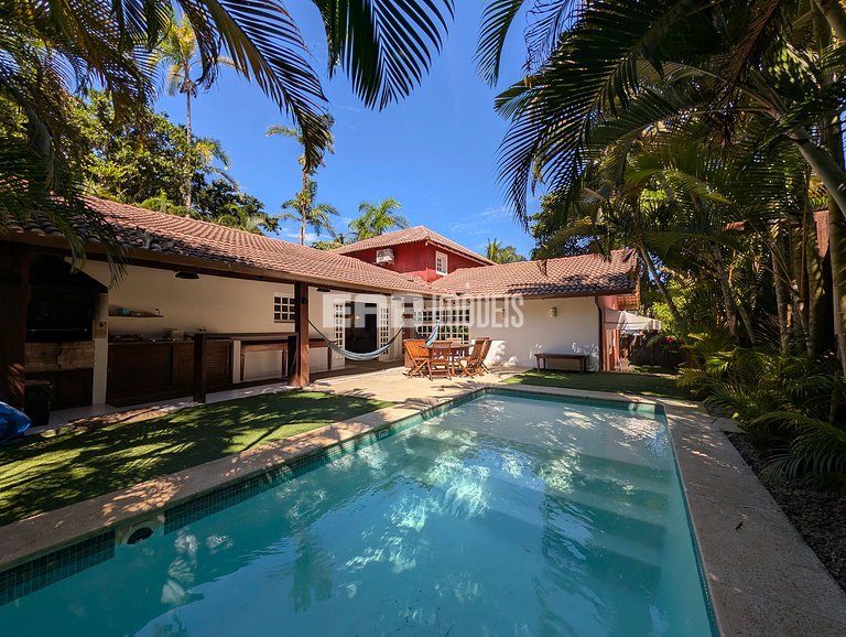 Casa com piscina, a poucos passos da praia de Itamambuca!