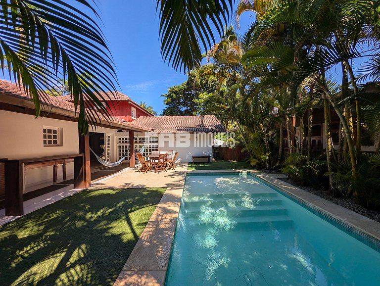 Casa com piscina, a poucos passos da praia de Itamambuca!