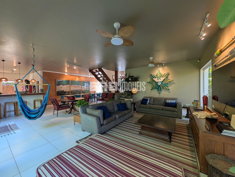 Casa com piscina, a poucos passos da praia de Itamambuca!