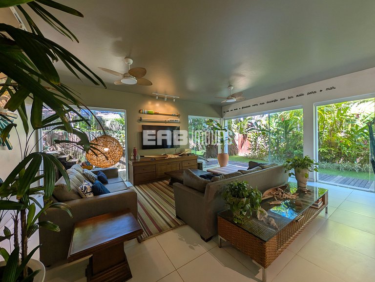 Casa com piscina, a poucos passos da praia de Itamambuca!