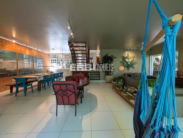 Casa com piscina, a poucos passos da praia de Itamambuca!