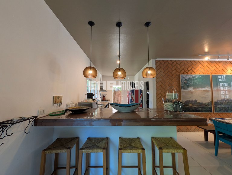 Casa com piscina, a poucos passos da praia de Itamambuca!