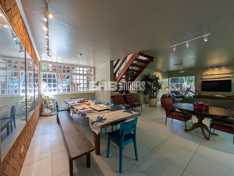 Casa com piscina, a poucos passos da praia de Itamambuca!