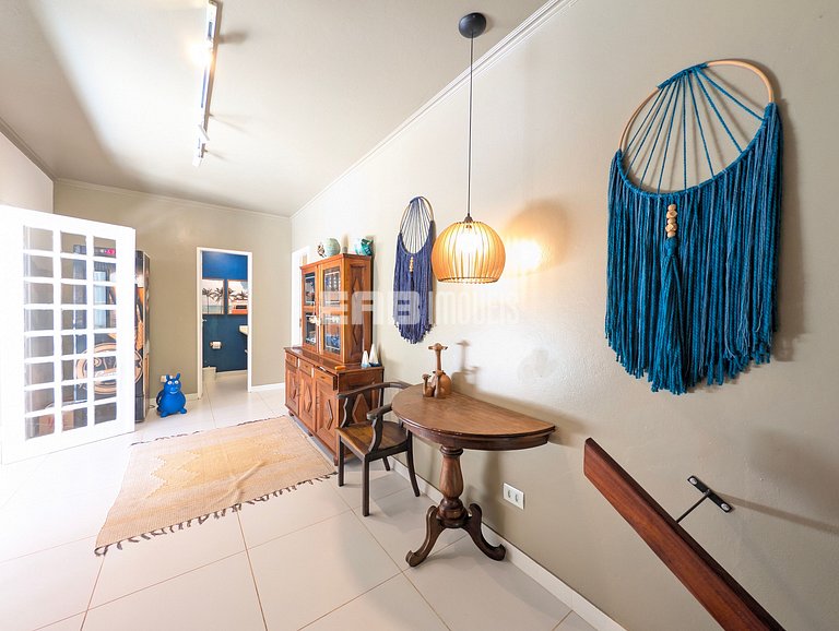 Casa com piscina, a poucos passos da praia de Itamambuca!