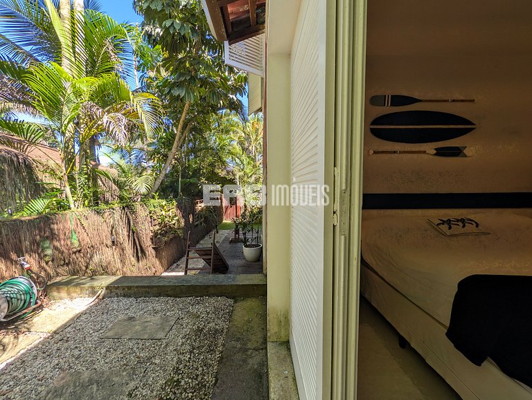 Casa com piscina, a poucos passos da praia de Itamambuca!