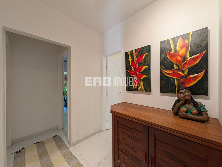 Casa com piscina, a poucos passos da praia de Itamambuca!
