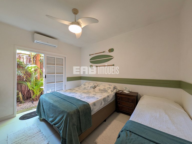 Casa com piscina, a poucos passos da praia de Itamambuca!