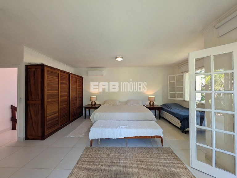 Casa com piscina, a poucos passos da praia de Itamambuca!