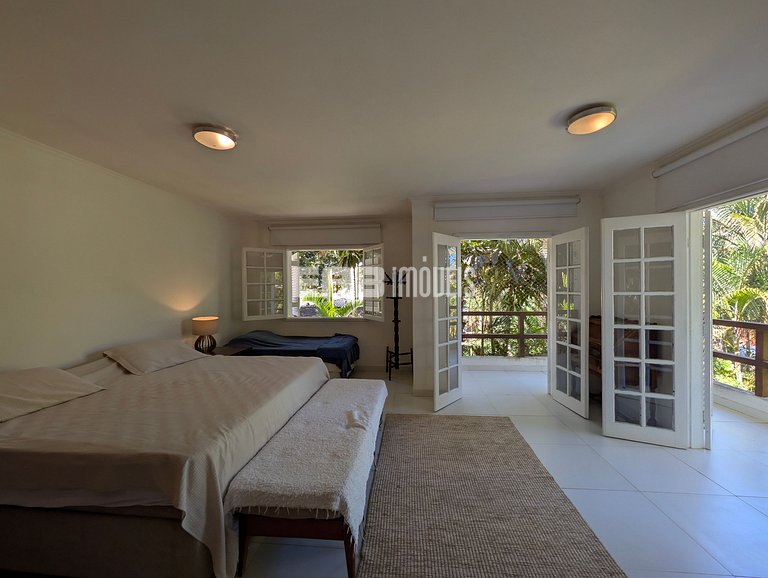 Casa com piscina, a poucos passos da praia de Itamambuca!
