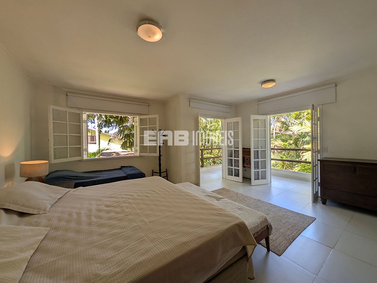 Casa com piscina, a poucos passos da praia de Itamambuca!