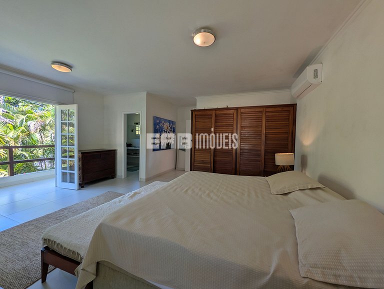 Casa com piscina, a poucos passos da praia de Itamambuca!