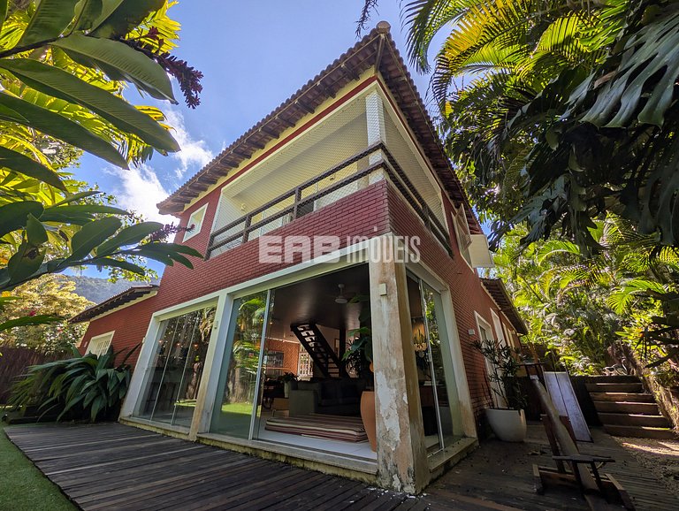 Casa com piscina, a poucos passos da praia de Itamambuca!