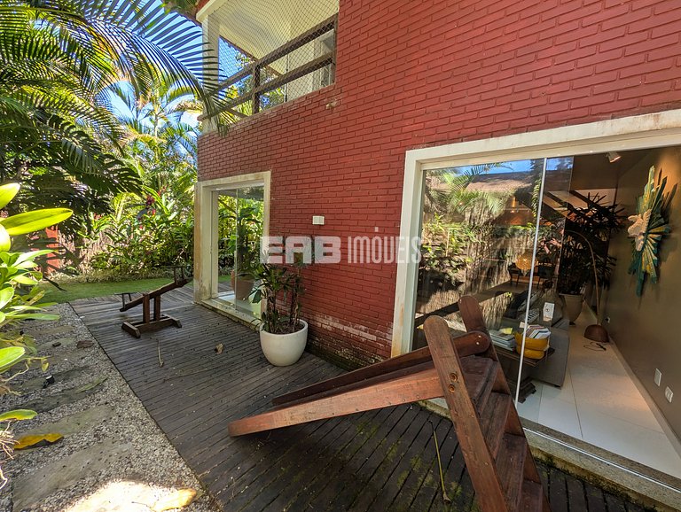 Casa com piscina, a poucos passos da praia de Itamambuca!