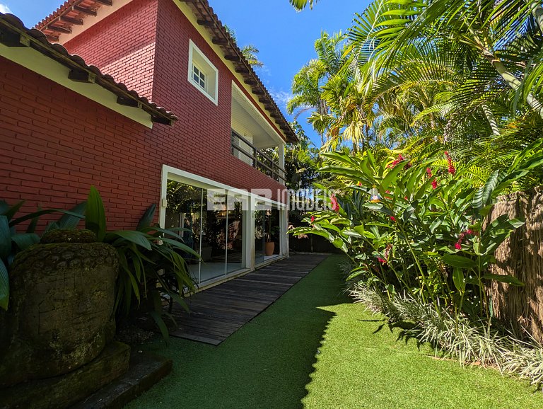 Casa com piscina, a poucos passos da praia de Itamambuca!