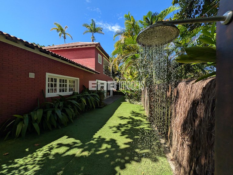 Casa com piscina, a poucos passos da praia de Itamambuca!
