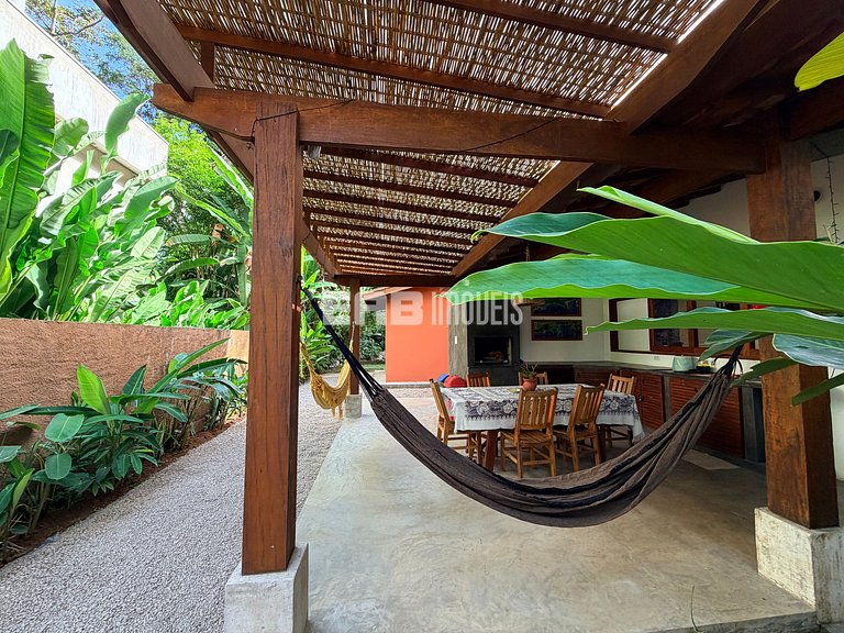 Casa para locação de temporada em Itamambuca. Acomoda até 9