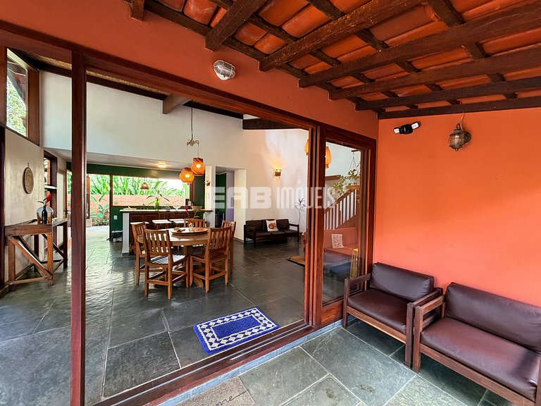 Casa para locação de temporada em Itamambuca. Acomoda até 9