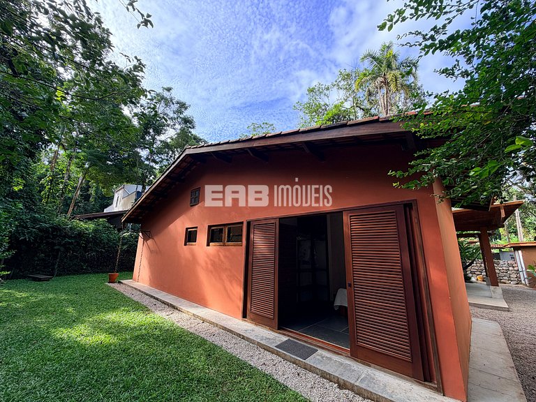 Casa para locação de temporada em Itamambuca. Acomoda até 9