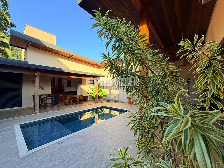 1ª casa saindo da praia