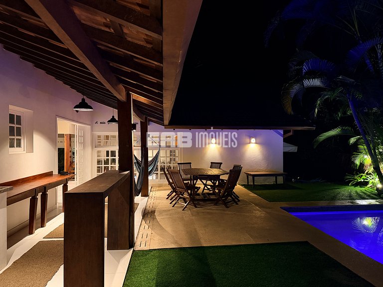 Casa com piscina, a poucos passos da praia de Itamambuca!