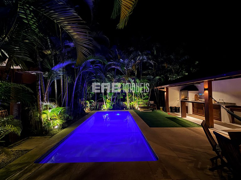 Casa com piscina, a poucos passos da praia de Itamambuca!