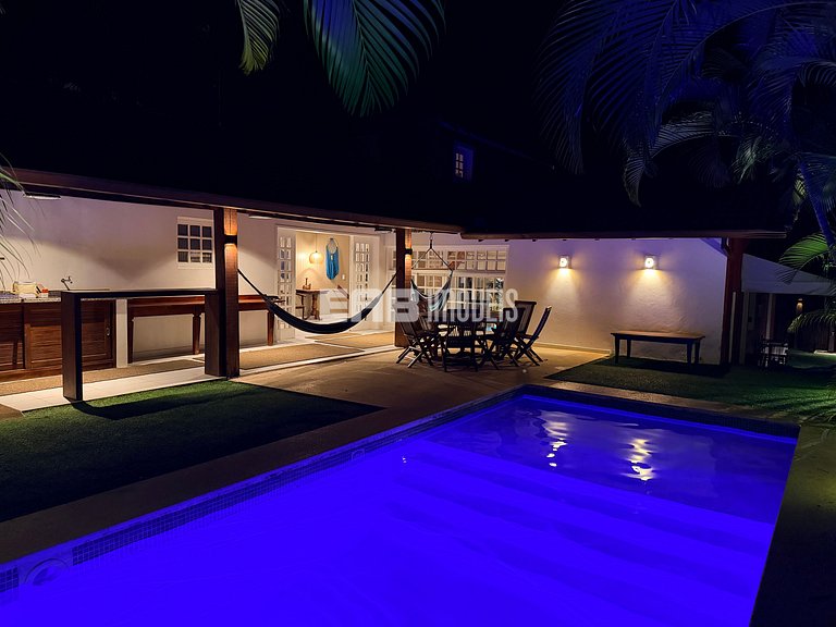 Casa com piscina, a poucos passos da praia de Itamambuca!