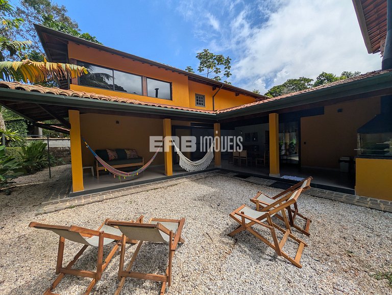 Casa estilosa com churrasqueira em Itamambuca