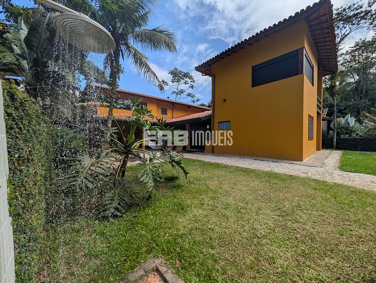 Casa estilosa com churrasqueira em Itamambuca