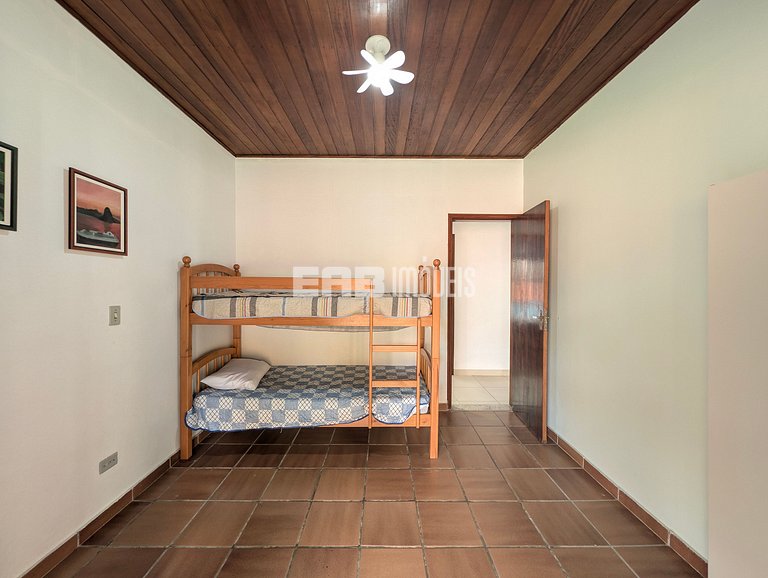 Casa com 5 dormitórios a 150m do mar