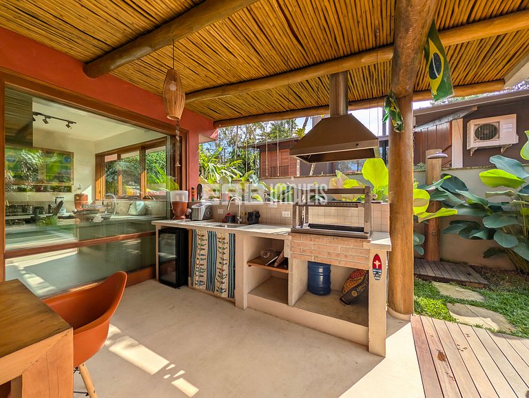 Casa moderna com 4 suítes e piscina em Itamambuca
