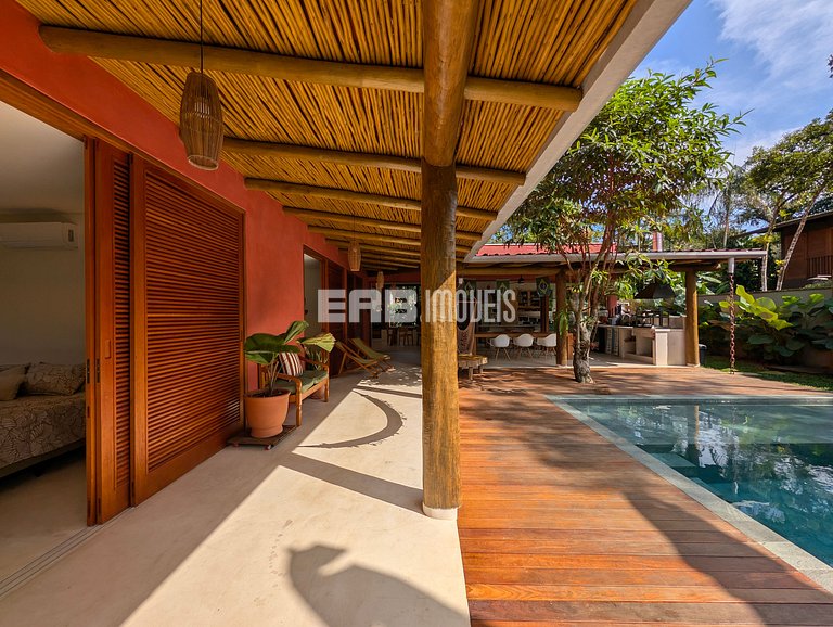 Casa moderna com 4 suítes e piscina em Itamambuca