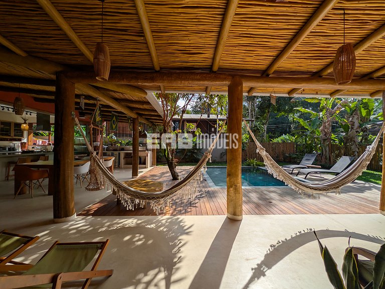 Casa moderna com 4 suítes e piscina em Itamambuca