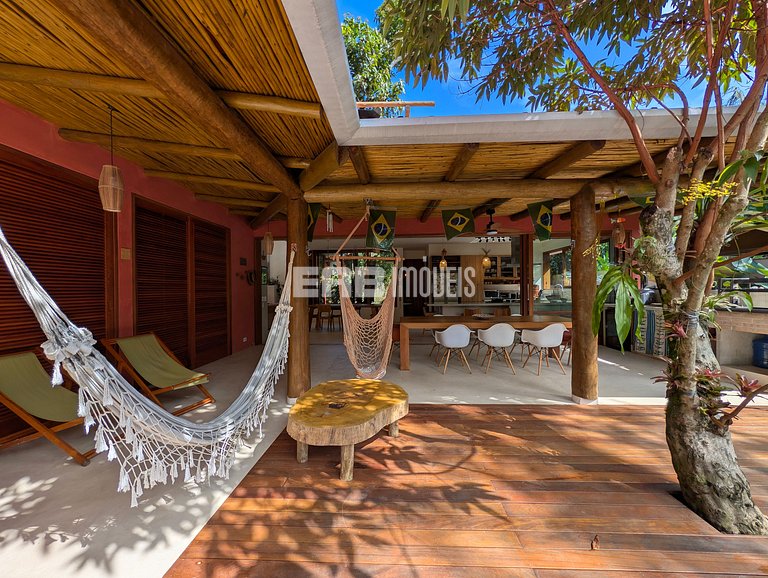 Casa moderna com 4 suítes e piscina em Itamambuca