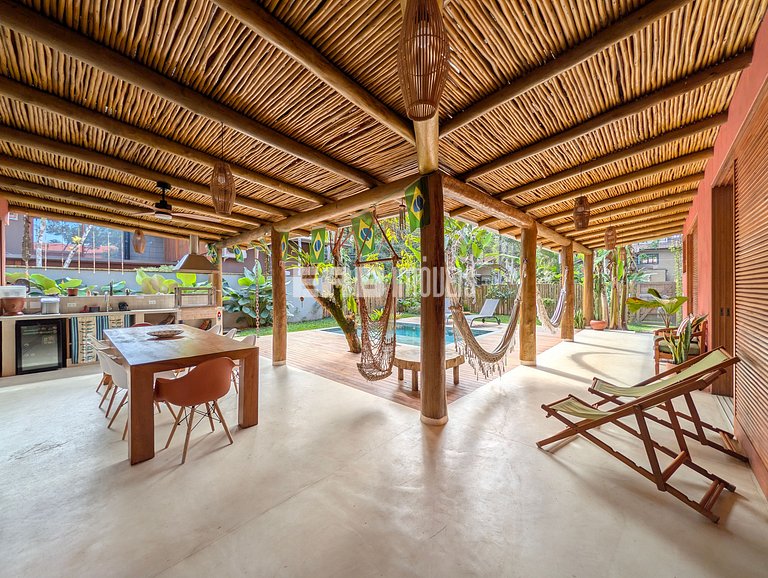 Casa moderna com 4 suítes e piscina em Itamambuca