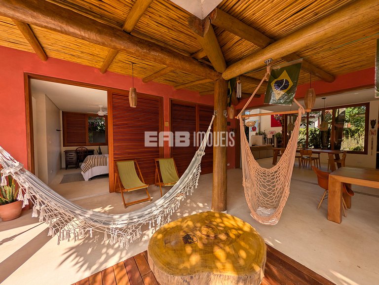 Casa moderna com 4 suítes e piscina em Itamambuca
