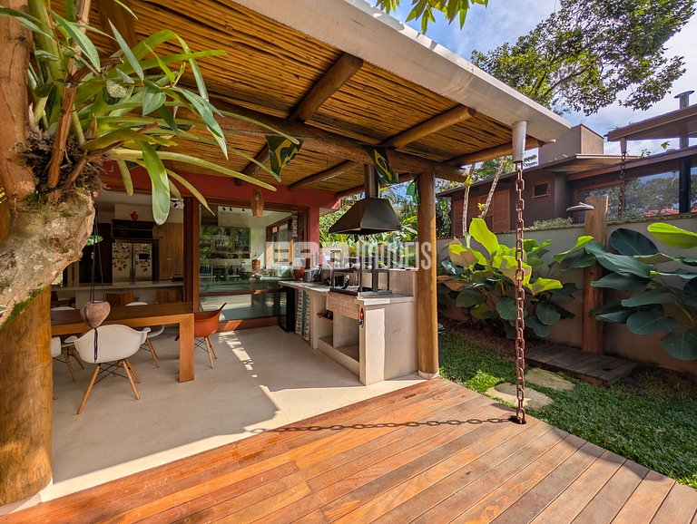 Casa moderna com 4 suítes e piscina em Itamambuca