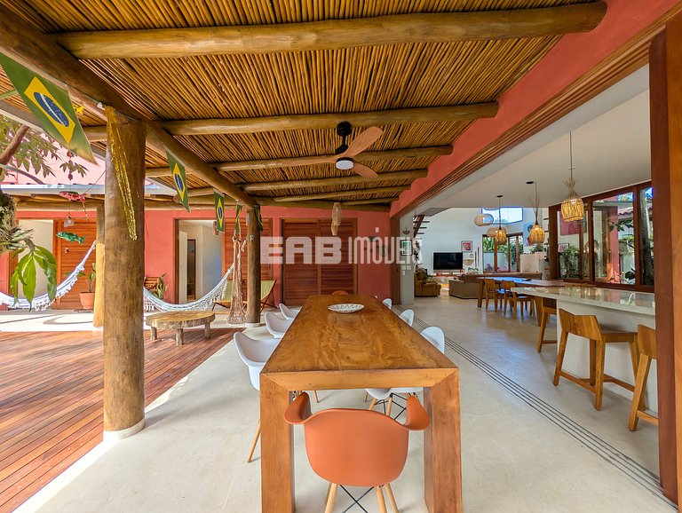 Casa moderna com 4 suítes e piscina em Itamambuca