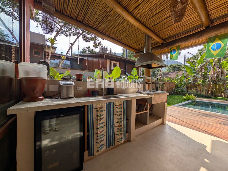 Casa moderna com 4 suítes e piscina em Itamambuca