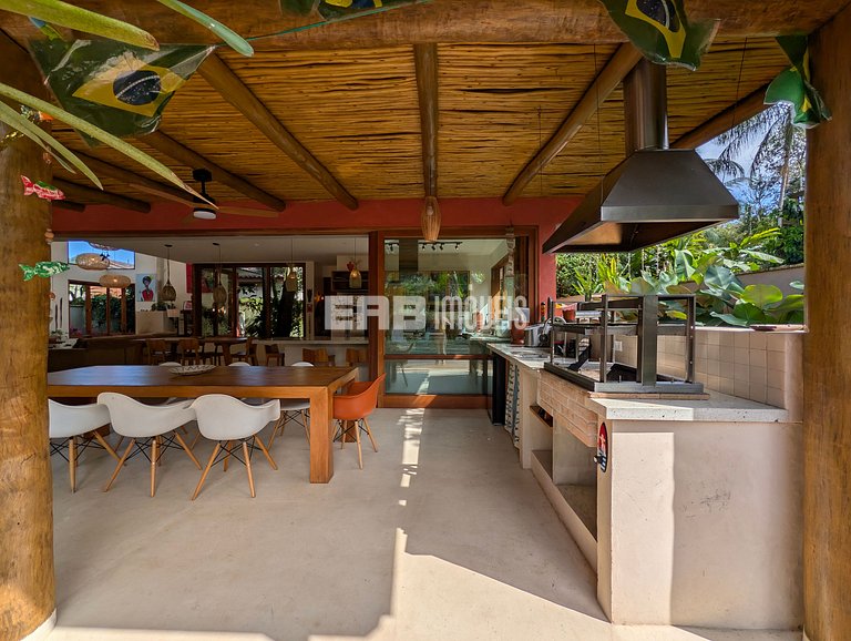 Casa moderna com 4 suítes e piscina em Itamambuca