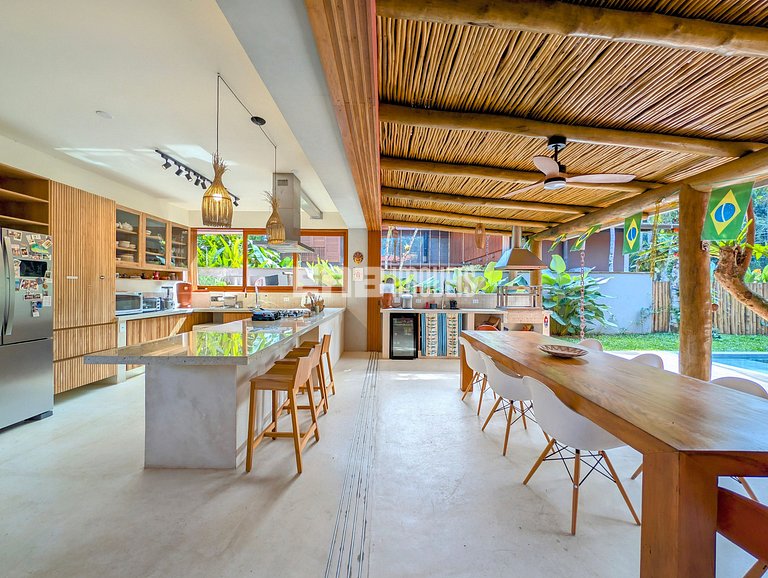 Casa moderna com 4 suítes e piscina em Itamambuca