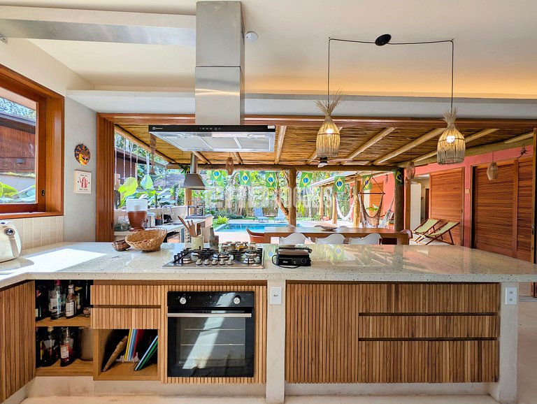 Casa moderna com 4 suítes e piscina em Itamambuca