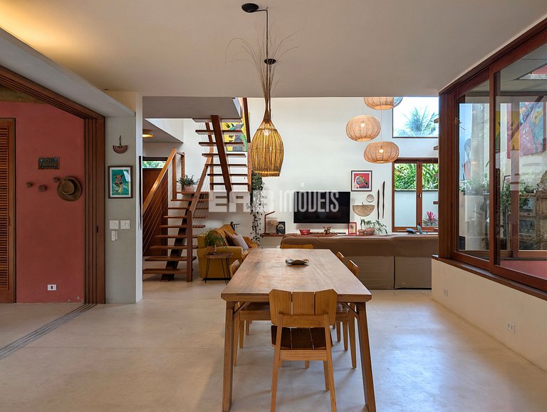 Casa moderna com 4 suítes e piscina em Itamambuca