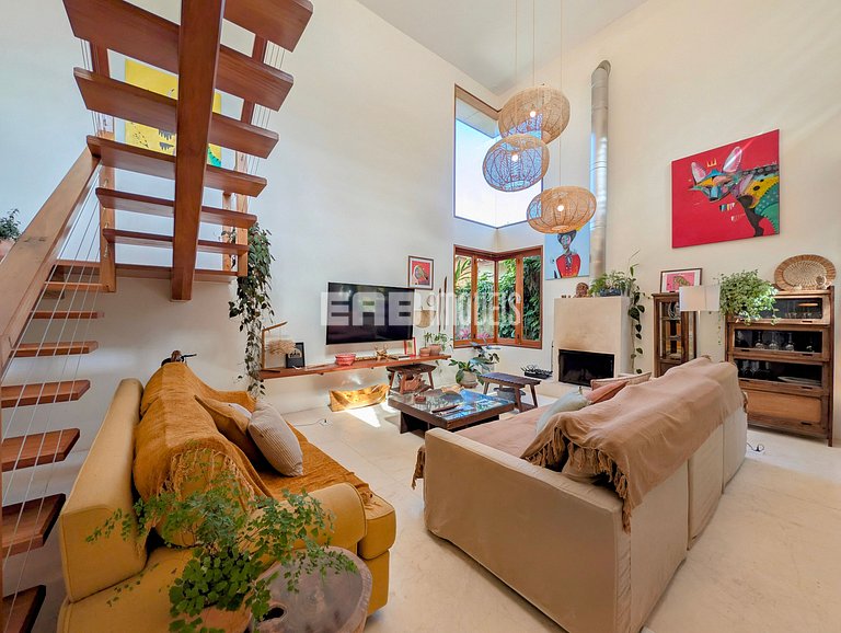Casa moderna com 4 suítes e piscina em Itamambuca