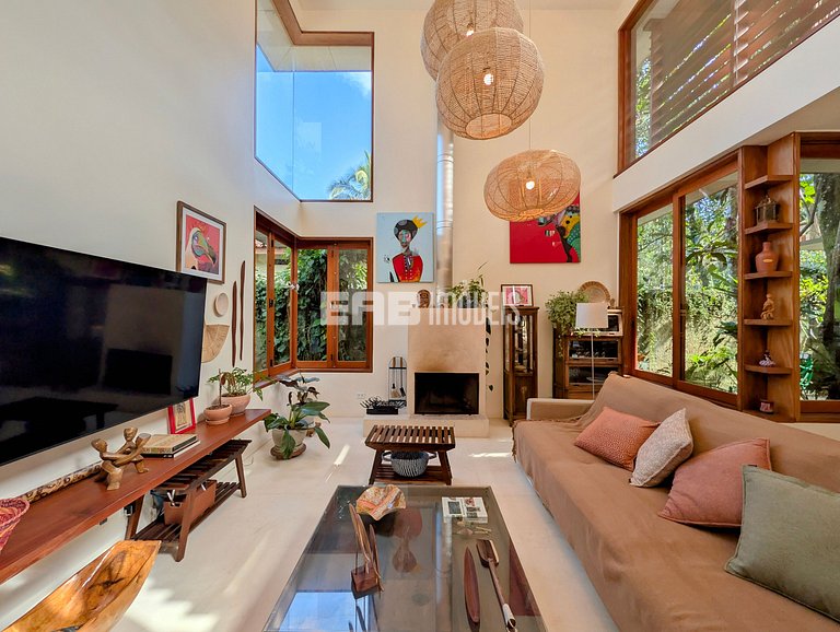 Casa moderna com 4 suítes e piscina em Itamambuca