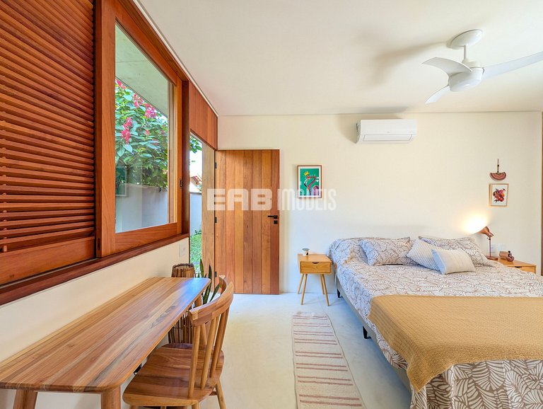 Casa moderna com 4 suítes e piscina em Itamambuca