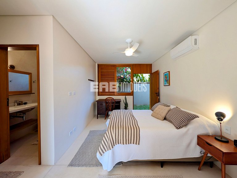 Casa moderna com 4 suítes e piscina em Itamambuca