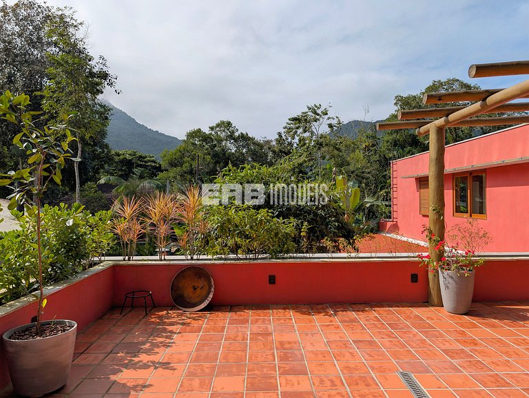 Casa moderna com 4 suítes e piscina em Itamambuca