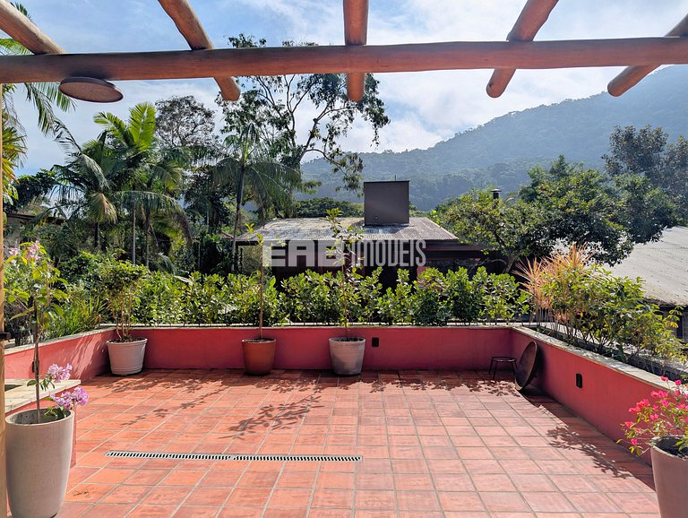 Casa moderna com 4 suítes e piscina em Itamambuca